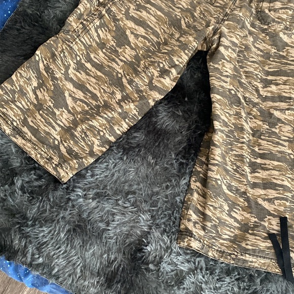 Camo print cropped cargo-style pants - Picture 13 of 16